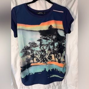 Cool shortsleeved top with landscape design.